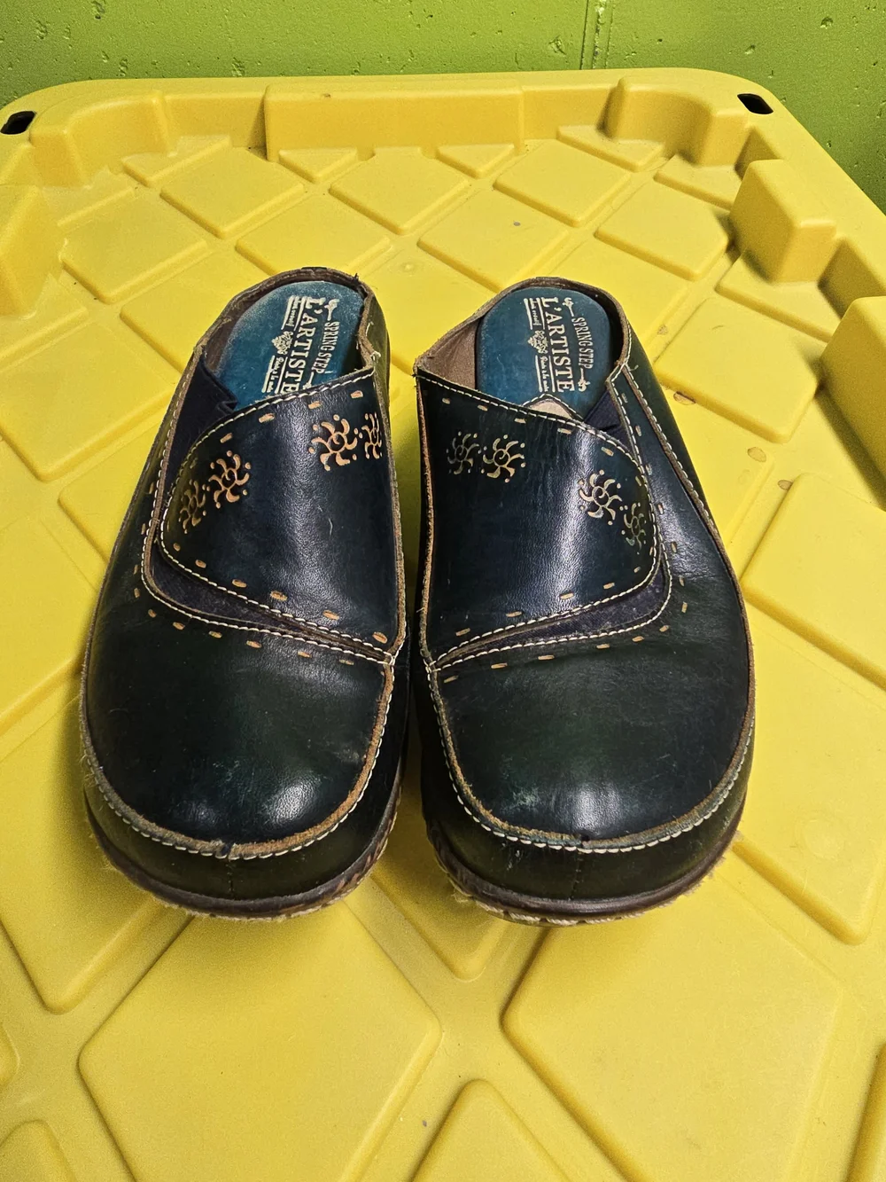 L'Artiste Navy Blue Leather Slip-On Clogs